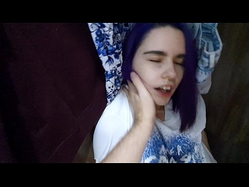 ❤️ Natagpuan ang aking kapatid na babae sa aparador at tinulungan ang kanyang cum dekalidad na sex sa amin ❌
